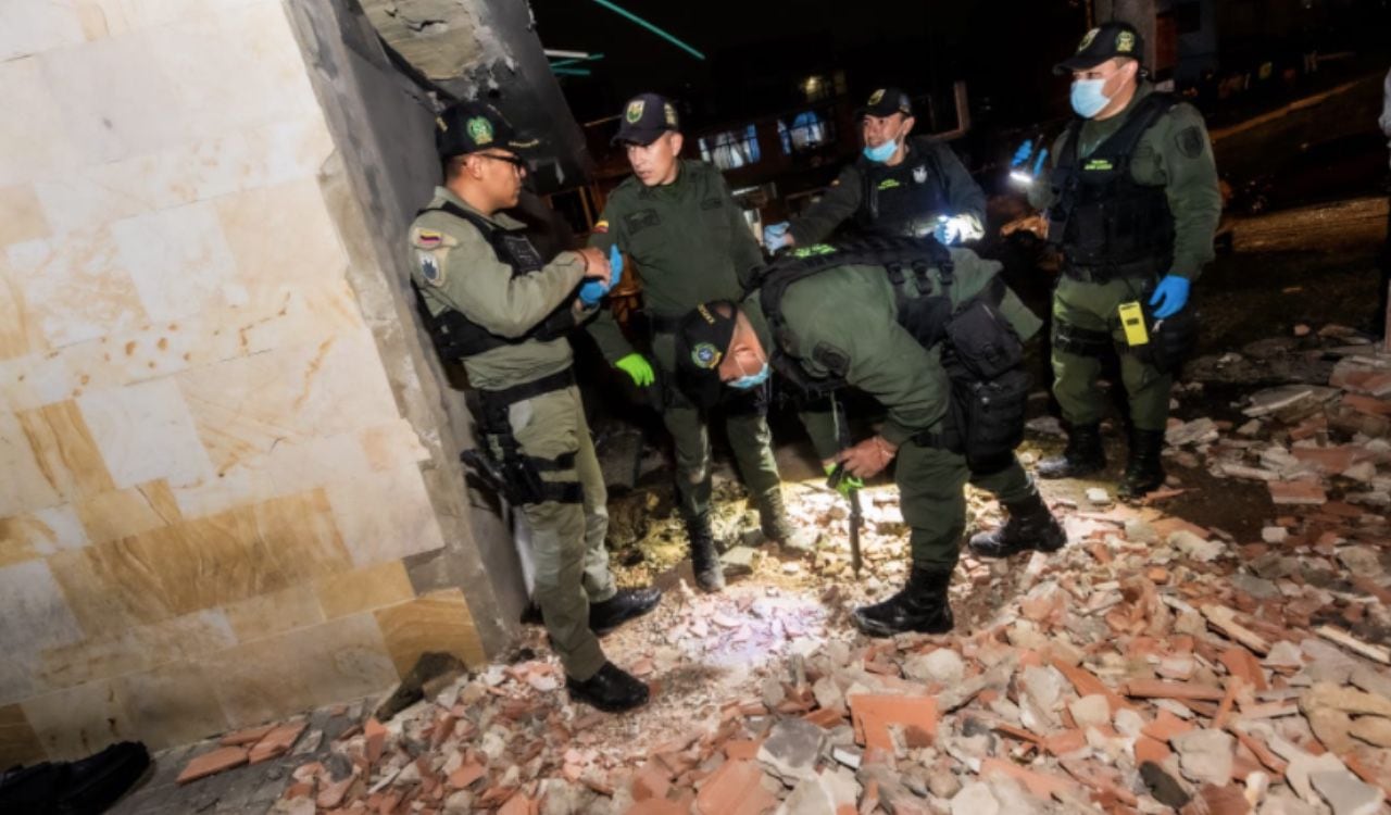 Varios policías realizan labores de investigación y de levantamiento de escombros en el lugar afectado