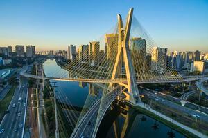 Puente colgante. Puente atirantado en el mundo. Ciudad de Sao Paulo, Brasil, América del Sur.
