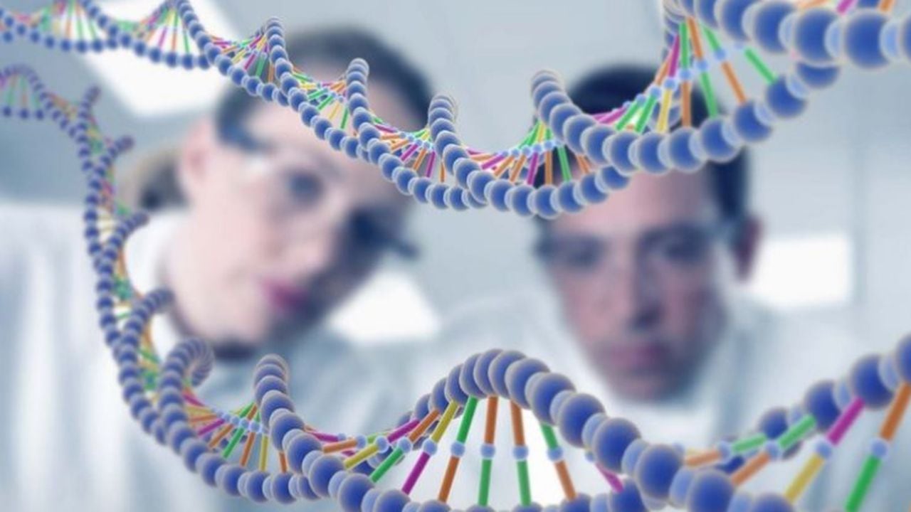 "El inyectar ARN a una persona no cambia nada del ADN de una célula humana", dice el profesor Jeffrey Almond de la Universidad de Oxford.
