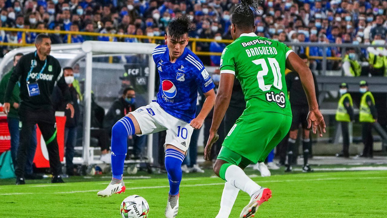 BOGOTA - COLOMBIA, 29-01-2022: Daniel Ruiz de Millonarios disputa el balón con Danovis Banguero del Nacional durante partido entre Millonarios F.C. y Atletico Nacional por la fecha 3 como parte de la Liga BetPlay DIMAYOR I 2022 jugado en el estadio Nemesio Camacho El Campin de la ciudad de Bogotá. / Daniel Ruiz of Millonarios fights for the ball with Danovis Banguero of Nacional during match between Millonarios F.C. and And Atletico Nacional for the date 3 as part of the BetPlay DIMAYOR League I 2022 played at the Nemesio Camacho El Campin Stadium in Bogota city . Photo: VizzorImage / Andres Rot / Cont