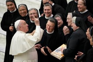 El Papa Francisco saluda a un grupo de monjas al final de su audiencia general semanal en el Salón Pablo VI del Vaticano, el miércoles 24 de noviembre de 2021. Foto AP / Andrew Medichini