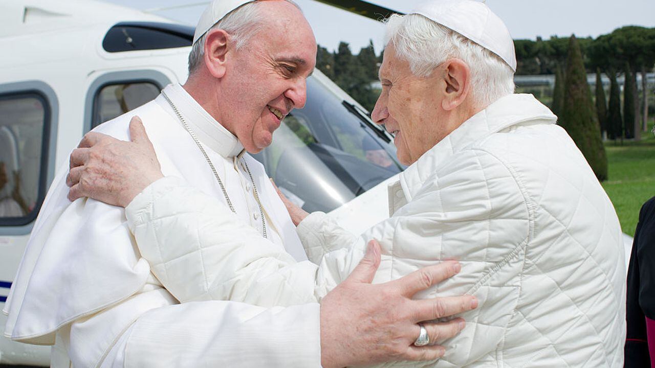 Abrazo Papa Francisco y Papa Benedicto XVI