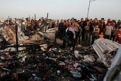 Los palestinos observan la destrucción después de un ataque israelí donde se alojaban personas desplazadas en Rafah, Franja de Gaza, el lunes 27 de mayo de 2024.