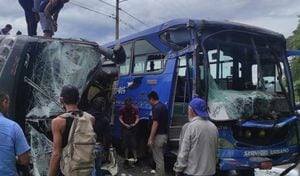 Así quedaron los buses implicados en el accidente ocurrido en Ecuador