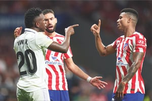 MADRID, SPAIN - SEPTEMBER 18: Vinicius Junior of Real Madrid argues with Yannick Carrasco and Reinildo Mandava of Atletico de Madridd during the LaLiga Santander match between Atletico de Madrid and Real Madrid CF at Civitas Metropolitano Stadium on September 18, 2022 in Madrid, Spain. (Photo by Angel Martinez/Getty Images)