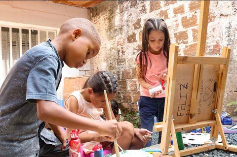 Una de las filosofías de La Casa Azul de Siloé es que la música, la pintura, el teatro, la danza y todas las formas de expresión artística tienen un poder sanador en niñas y niños.
