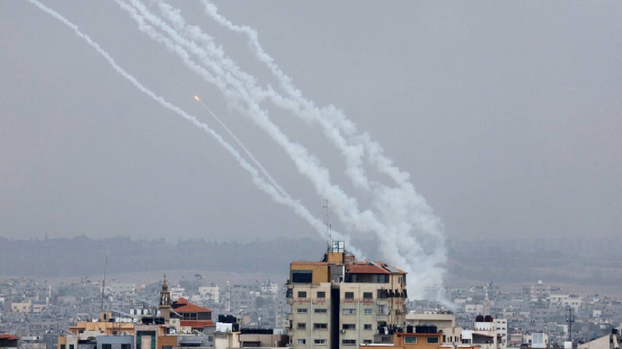 Se lanzan cohetes desde Gaza hacia Israel.