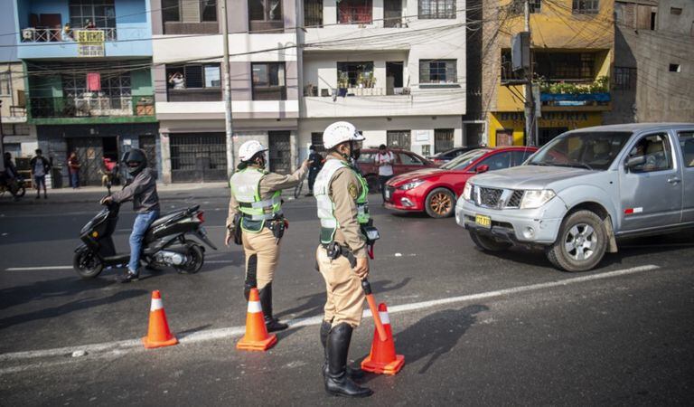 Policías controlan el paso de vehículos en las diferentes calles de Lima, Perú