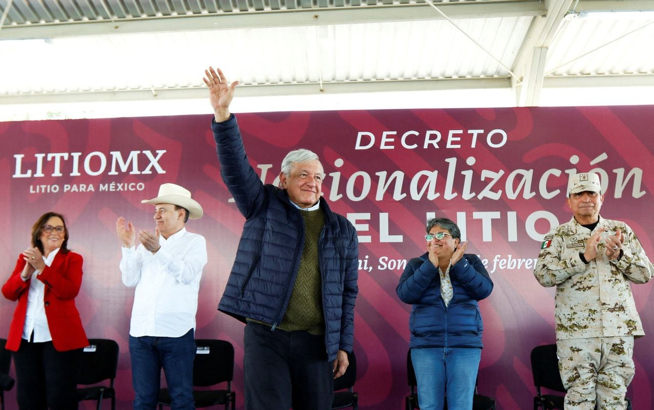El presidente de México, Andrés Manuel López Obrador, saluda durante un evento para firmar un decreto para la nacionalización del litio, en Bacadehuachi, estado de Sonora.