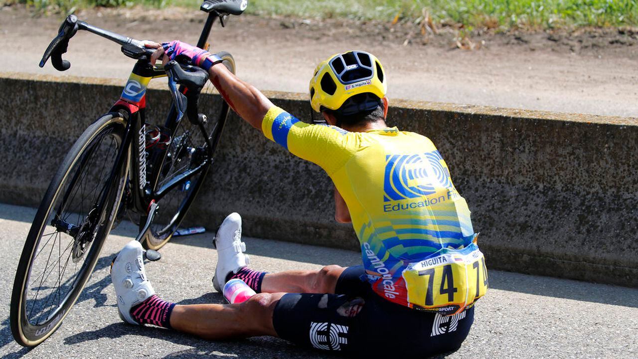 Caída de Sergio Higuita en la etapa 15 del Tour de Francia.