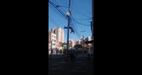 El hombre recibió una descarga eléctrica quedó colgando del poste.