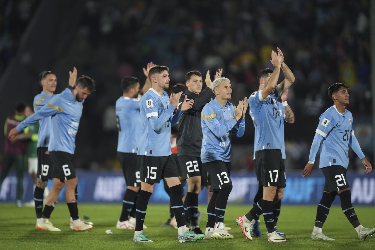 Uruguay golea 3-0 a Bolivia en la vuelta de Suárez y lidera la eliminatoria