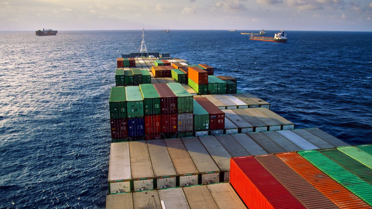 Muchos contenedores se cargan en Asia.