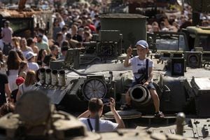 Niño se sienta encima de un tanque en una exhibición de vehículos y armas militares rusos destruidos, dedicada al próximo Día de la Independencia del país, en medio del ataque de Rusia a Ucrania, en el centro de Kyiv, Ucrania, 21 de agosto de 2022. Foto REUTERS / Valentyn Ogirenko