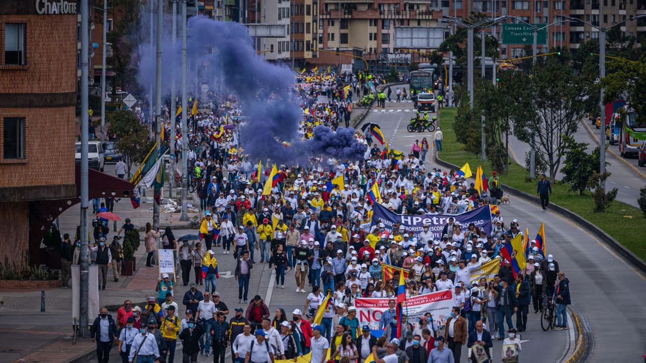 Manifestantes antigubernamentales gritan consignas durante una protesta contra la reforma tributaria propuesta por el presidente Gustavo Petro, en la avenida El Dorado, el 26 de septiembre de 2022 en Bogotá, Colombia. (Foto de Diego Cuevas/Getty Images)