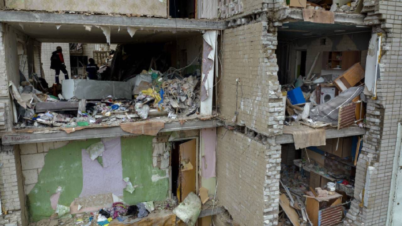 Bomberos trabajan en el interior de un edificio destruido por una bomba rusa en Cherníhiv, Ucrania, el 22 de abril de 2022. Foto: AP /Emilio Morenatti.