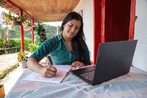 Alejandra Buitrago cursó el primer semestre de medicina veterinaria y zootecnia, en la Universidad Visión de las
Américas de Medellín, a distancia.