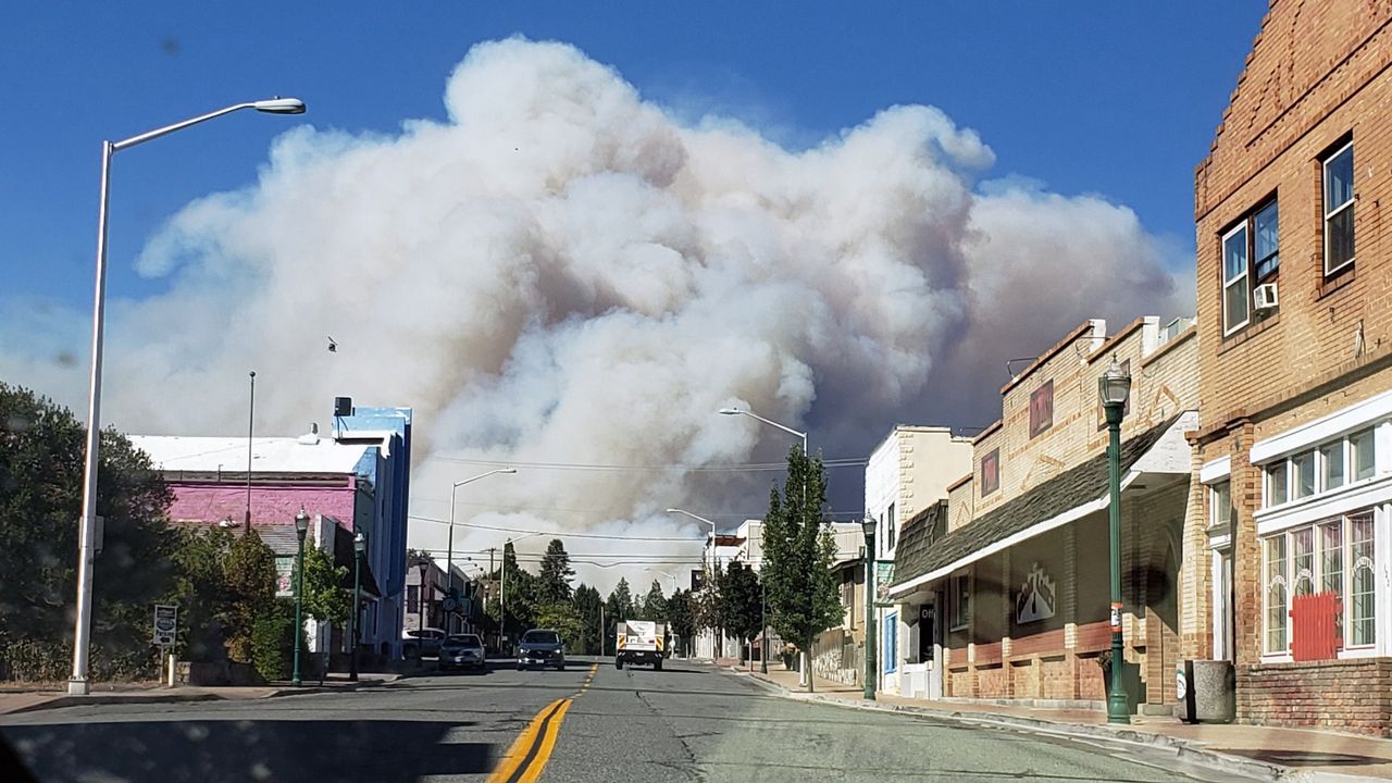Las llamas progresan "a un ritmo peligroso", indicaron los bomberos del condado local de Siskiyou.