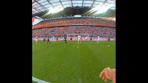 En el partido Colonia contra el AC Milán, se probó una nueva tecnología, llamada 'Bodycam'. -Foto: Captura de pantalla.