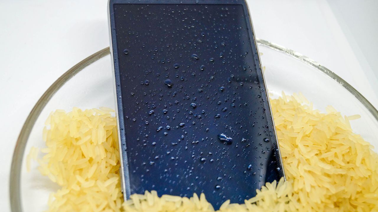 Colocar el celular mojado en arroz puede ayudar a mantenerlo en un ambiente seco mientras se evalúa la situación.