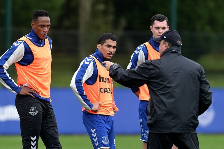 HALEWOOD, ENGLAND - OCTOBER 20 (EXCLUSIVE COVERAGE) Rafael Benitez speaks to Yerry Mina (L) Allan and Michael Keane during the Everton Training Session at USM Finch Farm on October 20 2021 in Halewood, England.  (Photo by Tony McArdle/Everton FC via Getty Images)