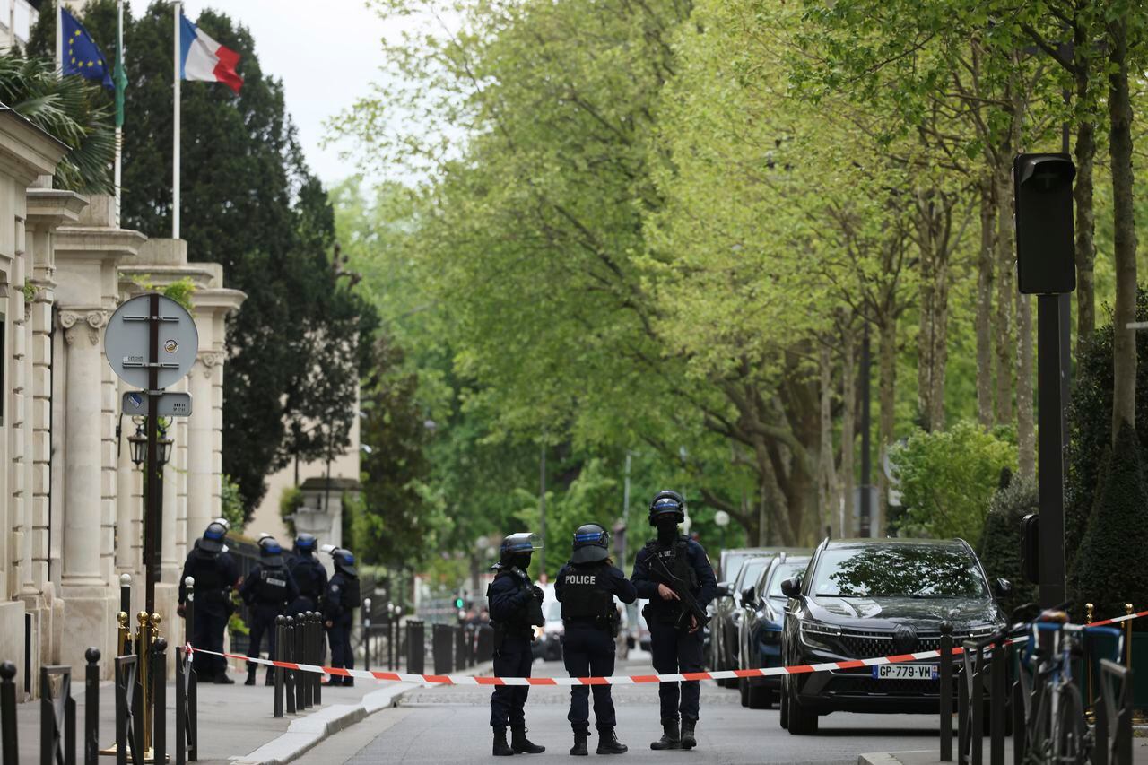 Un agente de policía acordona la zona cercana al consulado iraní, el viernes 19 de abril de 2024 en París. La policía dijo que detuvo a un hombre en el consulado iraní en París después de responder a un informe de un hombre sospechoso que posiblemente portaba una granada y un chaleco explosivo, pero no confirmaron de inmediato el hallazgo de armas.
