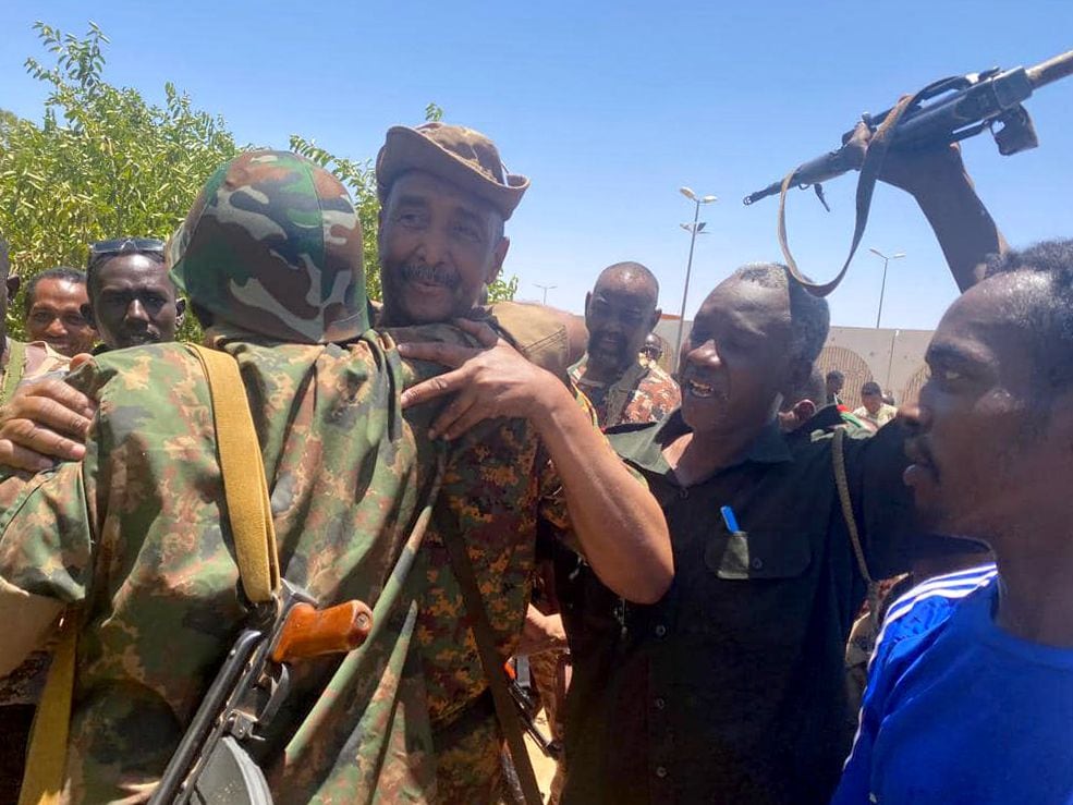 Jefe del ejército sudanés, general Abdel Se ve a Fattah al-Burhan junto con sus soldados mientras continúan los enfrentamientos entre las Fuerzas Armadas de Sudán y las Fuerzas de Apoyo Rápido (RSF) paramilitares en Jartum