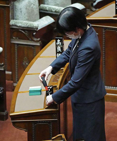 Un miembro del staff del Parlamento retiró la placa con el nombre de Yoshikazu Higashitani de la Cámara de Consejeros de Japón.