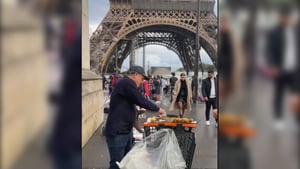 Colombiano vende mazorcas en la Torre Eiffel