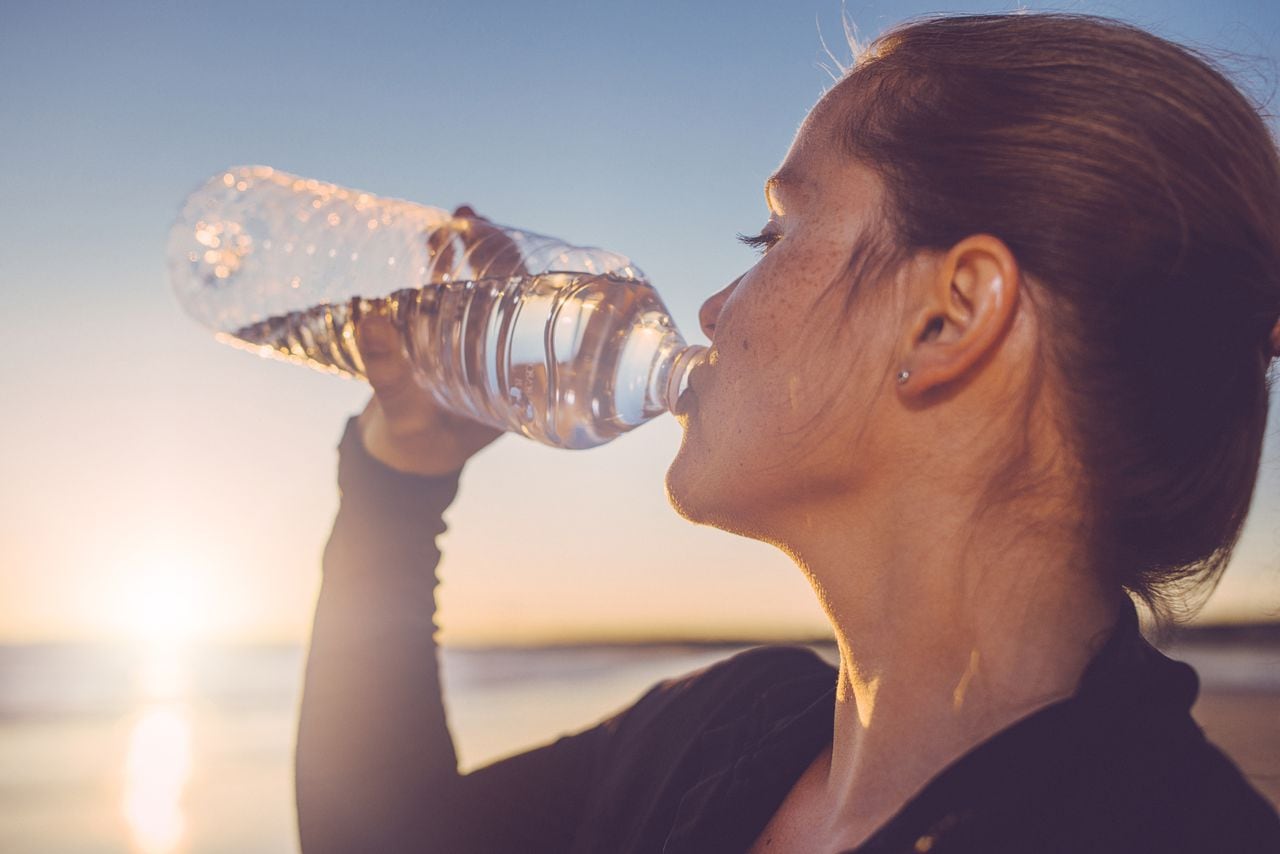 El agua es indispensable para regular la temperatura del cuerpo.
