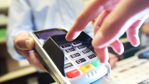 Los cajeros deben tener habilidades para manejar pago con tarjetas y en efectivo.