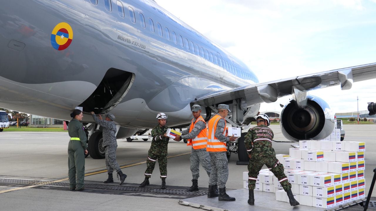 Soldados suben las ayudas humanitarias al avión de la Fuerza Aeroespacial con destino a México.