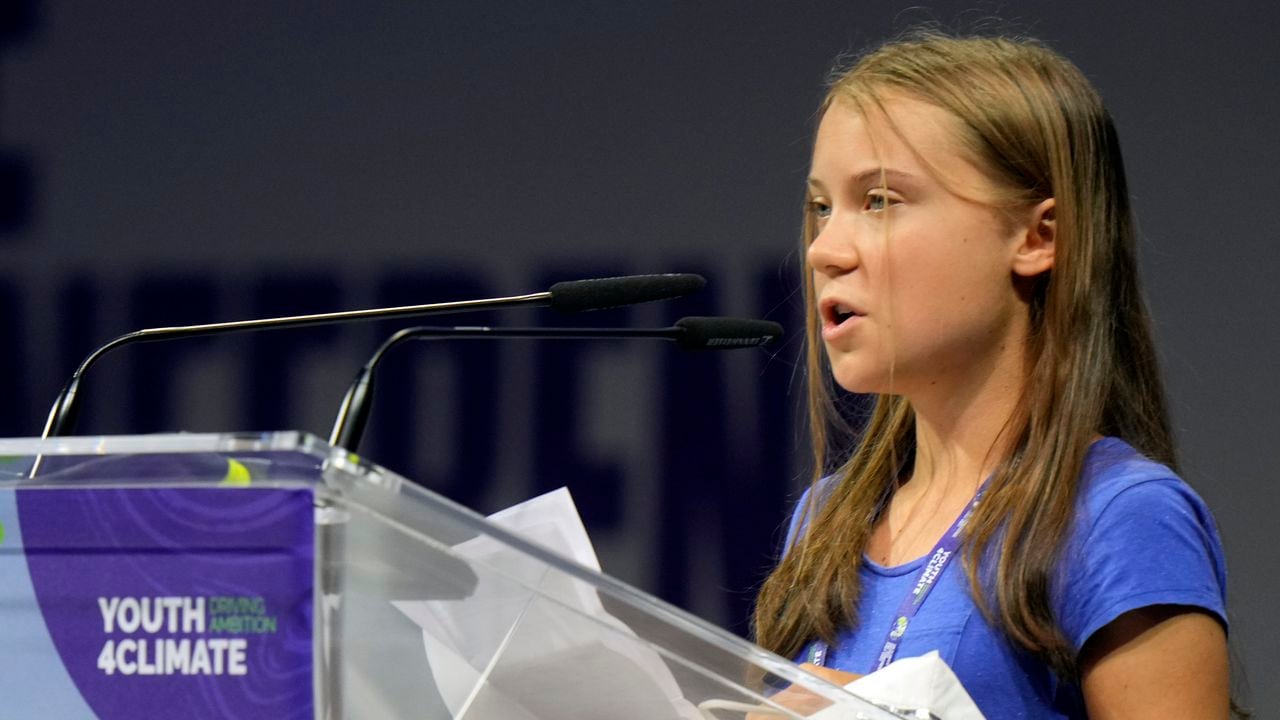 La activista climática sueca Greta Thunberg habla durante la Cumbre Juvenil por el Clima de tres días en Milán, Italia, el martes. 28 de febrero de 2021. (AP Photo/Luca Bruno)