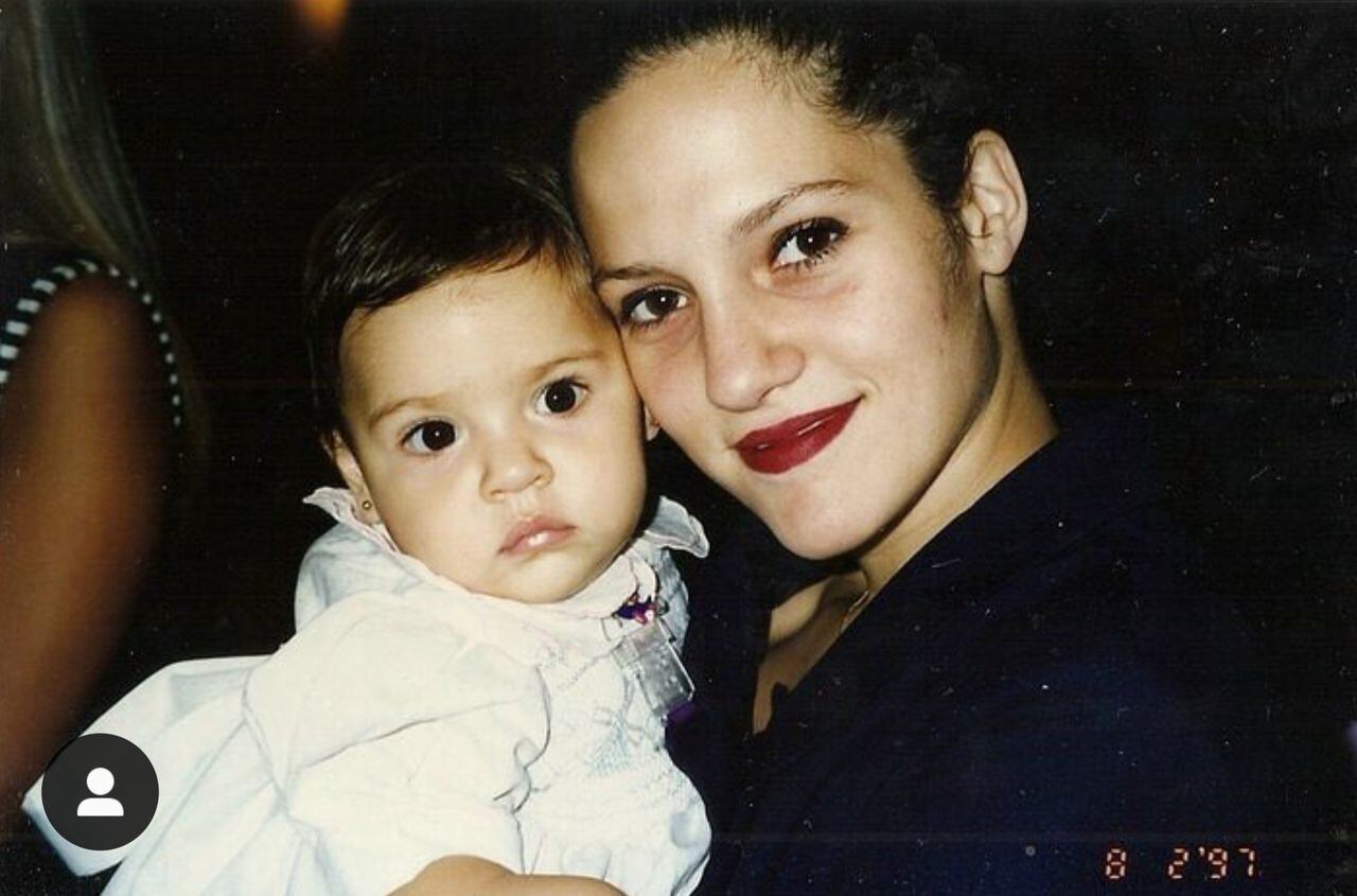Jana con su madre, Valeria Sabalain, a quien Maradona dejó cuando supo que estaba esperando a su hija.