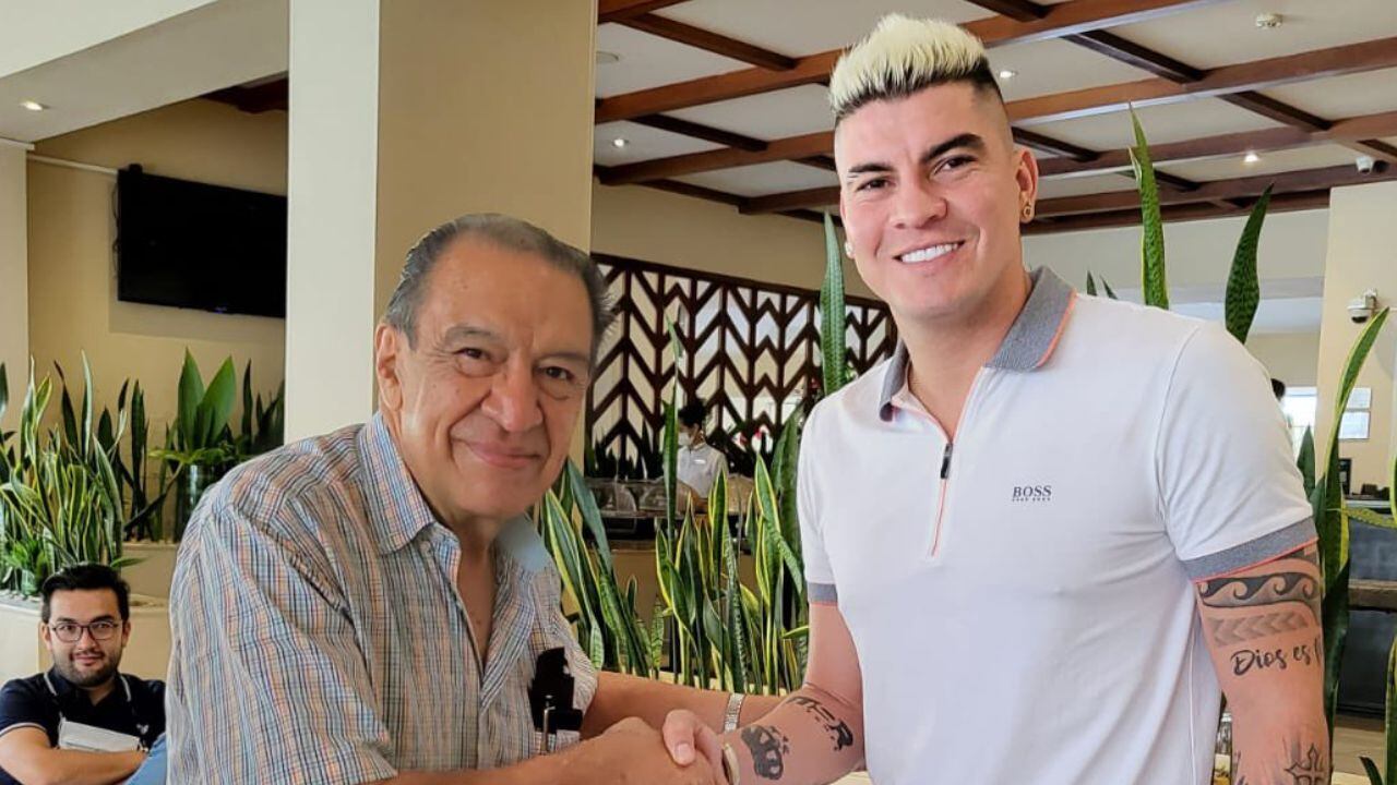 Rangel estrecha su mano con Gabriel Camargo, presidente del Deportes Tolima