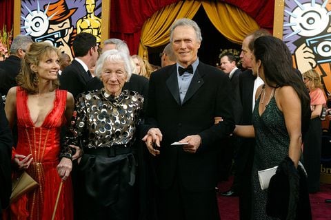 Eastwood, rodeado por Laurie Murray, la hija escondida; su madre, Ruth Wood; y su esposa Dina Ruiz.