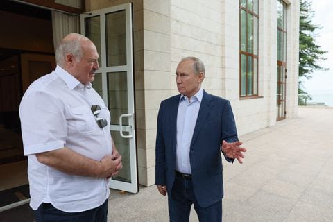 Rusia empezará a desplegar ojivas nucleares en Bielorrusia en julio, indicó el presidente Vladimir Putin, tras una reunión con Alexander Lukashenko en Sochi. (Photo by Gavriil GRIGOROV / SPUTNIK / AFP)