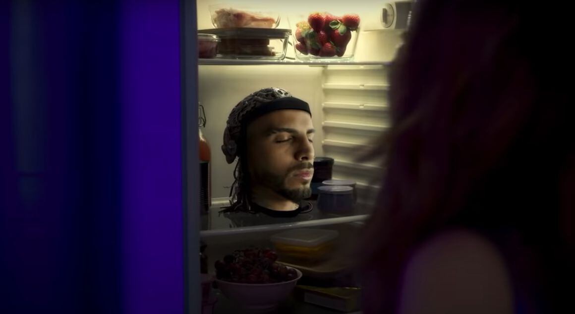 El cantante Rauw Alejandro colaboró con la colombiana en ese video y es su cara la que aparece dentro del refrigerador.