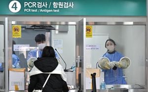 Un trabajador de la salud toma un hisopo nasal de un viajero que llega de China a un centro de pruebas de Covid-19 en el Aeropuerto Internacional de Incheon, al oeste de Seúl, el 3 de enero de 2023. - Alrededor de una docena de países han impuesto nuevas regulaciones de viaje a los viajeros de China, como la nación más poblada del mundo enfrenta un aumento en los casos de covid luego de su decisión de relajar las estrictas restricciones de virus. (Foto de Jung Yeon-je / AFP)