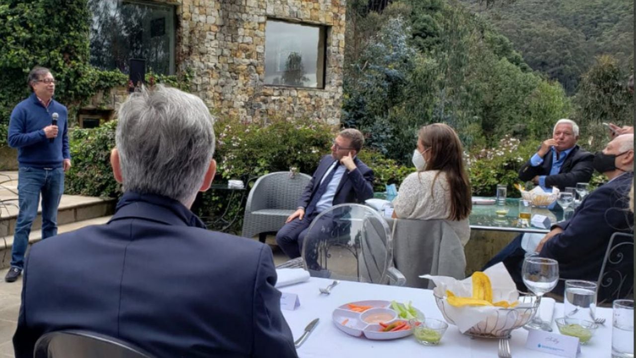 La foto del encuentro entre el senador Gustavo Petro y Jean Claude Bessudo, empresario dueño de Aviatur