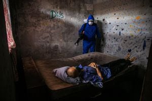 PUCALLPA, PERÚ - 29 DE JULIO: Un miembro de un equipo de recolección rocía desinfección en una habitación de un hombre muerto que perdió la vida por la pandemia del nuevo coronavirus (COVID-19) para enterrarlo en un cementerio en Pucallpa en la Amazonía peruana en julio 29 de 2020. Durante los meses más complicados de la pandemia, se recolectaron alrededor de 60 cadáveres por día. Actualmente se recogen una media de 15 cadáveres. Todos los cadáveres son llevados al cementerio COVID-19 que se estableció en las afueras de la ciudad cuando se derrumbaron los cementerios de la ciudad. (Foto de Sebastian Castaneda / Agencia Anadolu a través de Getty Images)