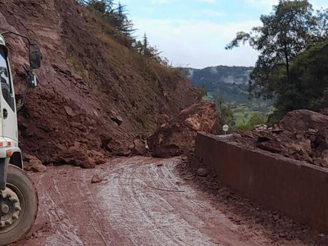 La afectación se presenta por derrumbe de tierra en el kilómetro 32, sector Pangote.