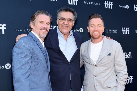 Ethan Hawke, Rodrigo García e  Ewan McGregor en la premiere de 'Raymond & Ray', en el 2022 Toronto International Film Festival. Foto de Amy Sussman/Getty Images.