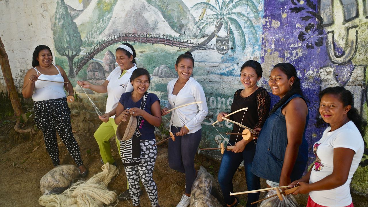 Las mujeres de Obonuco, Nariño, que se vincularon a la iniciativa Siempre Guerreras aprendieron a realizar labores manuales como tejer para poder alcanzar una independencia económica.