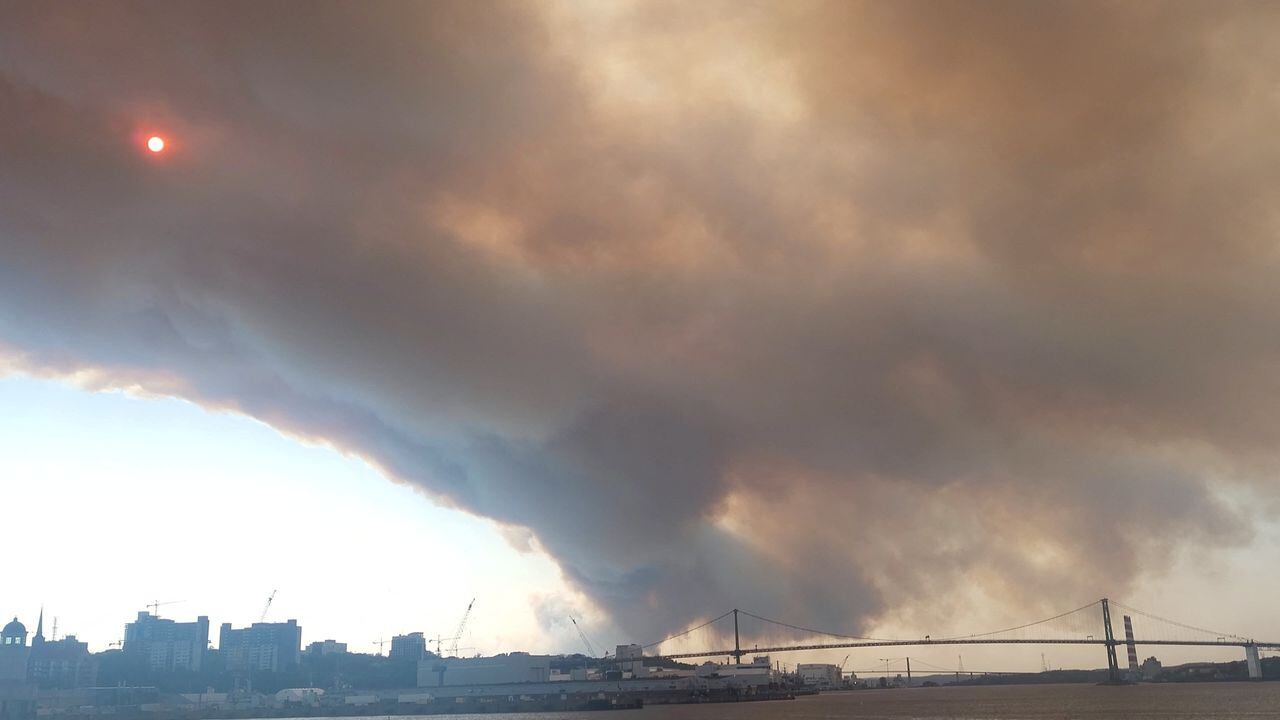 El humo se eleva de un incendio forestal en Halifax, Nueva Escocia, Canadá, el 28 de mayo de 2023 en esta imagen fija obtenida de un video de las redes sociales.