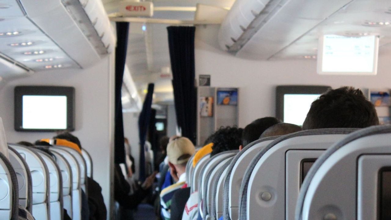 Según el relato de la mujer, en un vuelo de Nueva York a Nueva Delhi, un pasajero se acercó y la orinó.