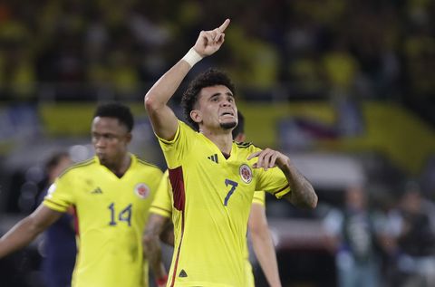 Luis Díaz de Colombia celebra el segundo gol de su equipo contra Brasil durante un partido de fútbol de clasificación para la Copa Mundial de la FIFA 2026 en el estadio Roberto Meléndez en Barranquilla, Colombia, el jueves 16 de noviembre de 2023. (Foto AP/Iván Valencia)