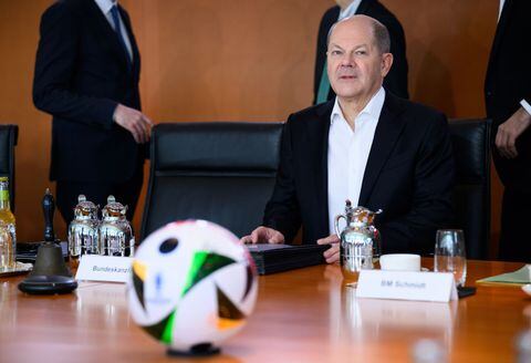 El canciller alemán, Olaf Scholz, en Berlín (Alemania) junto al balón oficial de la Eurocopa 2024, que tendrá lugar en ese país (Foto: Bernd von Jutrczenka alliance via Getty Images)