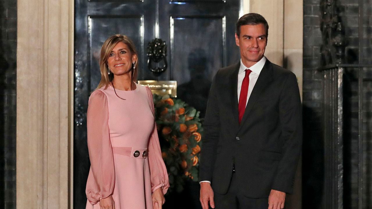 ARCHIVO - El presidente del gobierno español, Pedro Sánchez, y su esposa Begoña Gómez llegan al número 10 de Downing Street en Londres, el 3 de diciembre de 2019. (AP Foto/Alastair Grant, Archivo)