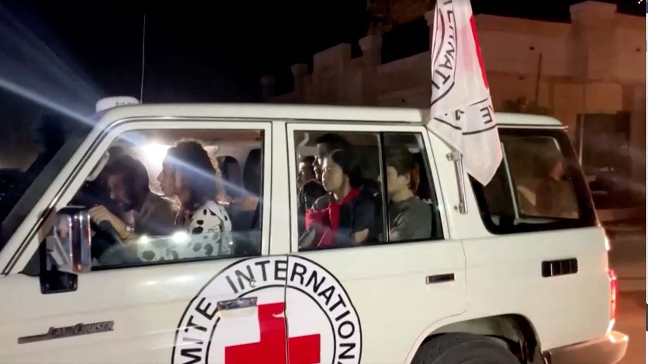 Un vehículo que transporta rehenes secuestrados por militantes de Hamás durante el ataque del 7 de octubre contra Israel llega a la frontera de Rafah, en medio de un acuerdo de intercambio de rehenes y prisioneros entre Hamás e Israel, desde el sur de la Franja de Gaza el 24 de noviembre de 2023.